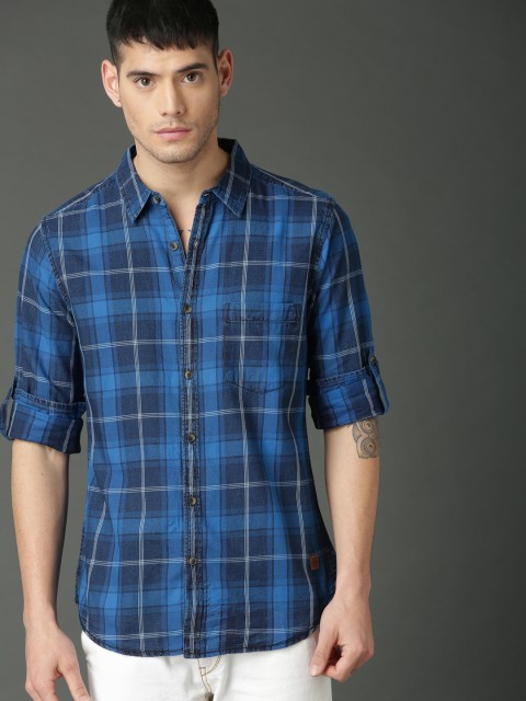 

Roadster Men Blue & White Regular Fit Checked Casual Shirt