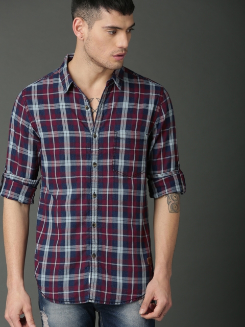 

Roadster Men Navy Blue & Maroon Regular Fit Checked Casual Shirt
