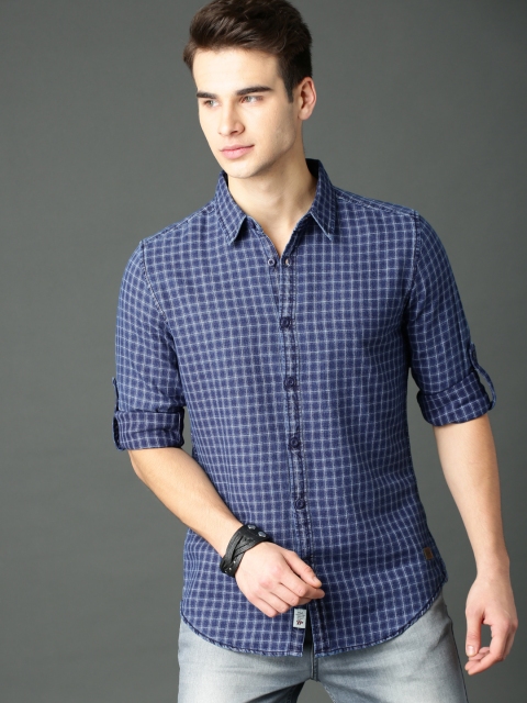 

Roadster Men Blue Regular Fit Checked Casual Chambray Shirt