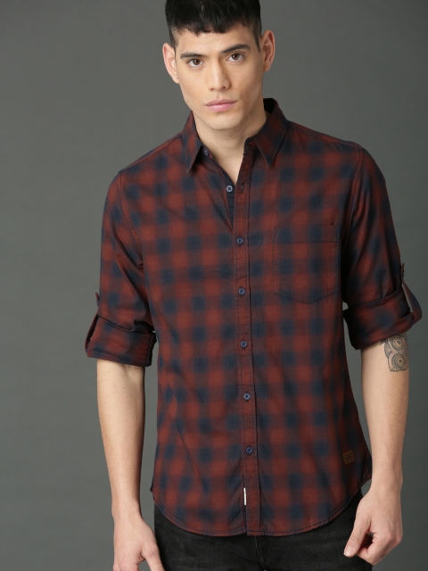 

Roadster Men Red & Navy Blue Regular Fit Checked Casual Shirt
