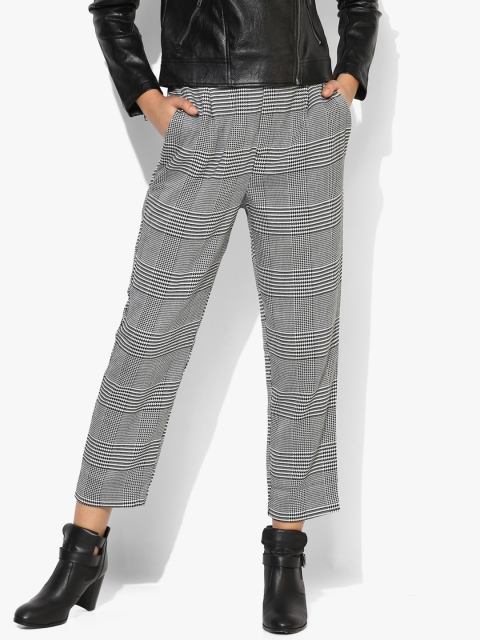 

FOREVER 21 Women Black & White Regular Fit Printed Regular Cropped Trousers