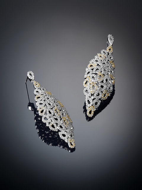 

shaze Gold-Toned Silver-Plated Leaf Shaped Drop Earrings