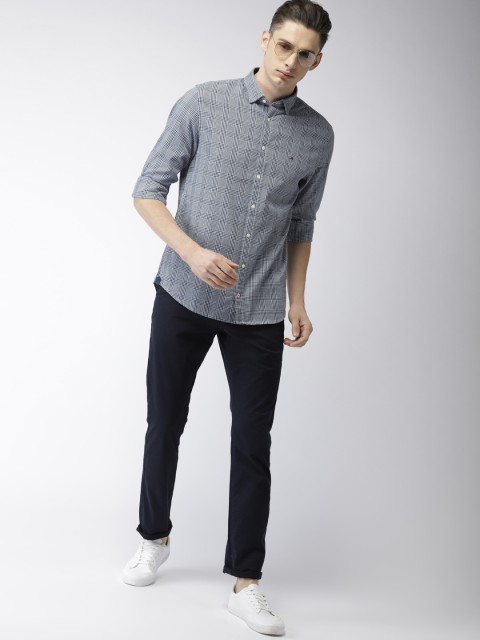 

Tommy Hilfiger Men Blue & White Regular Fit Checked Casual Shirt
