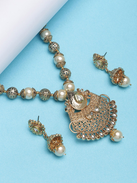 

PANASH Gold-Toned & Green Kundan Studded Handcrafted Jewellery Set