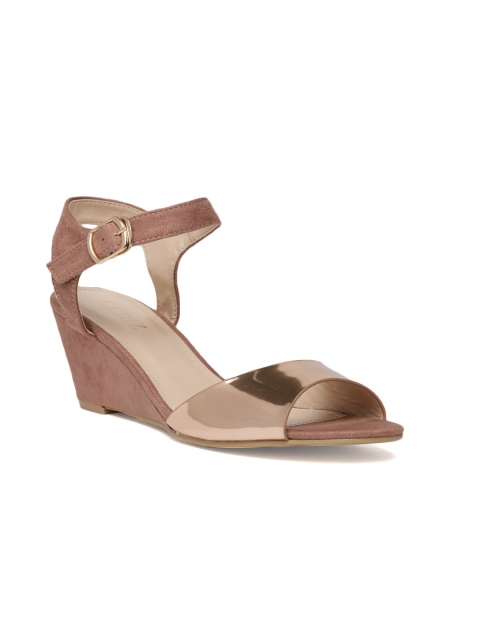

CERIZ Women Gold-Toned & Pink Solid Sandals