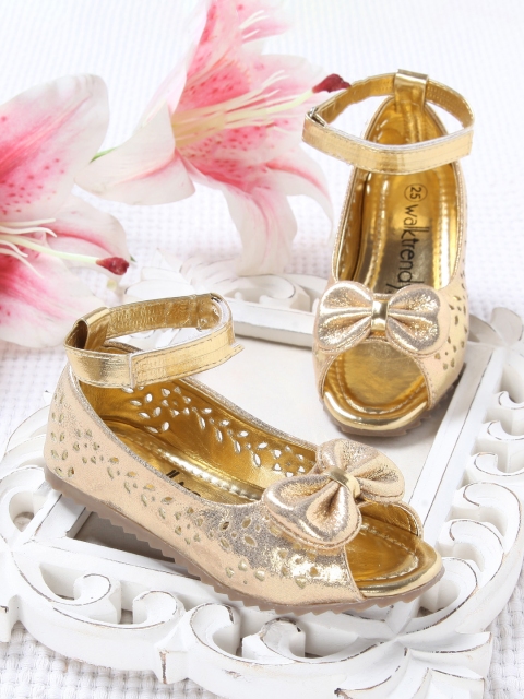 

Walktrendy Girls Gold-Toned Solid Ballerinas