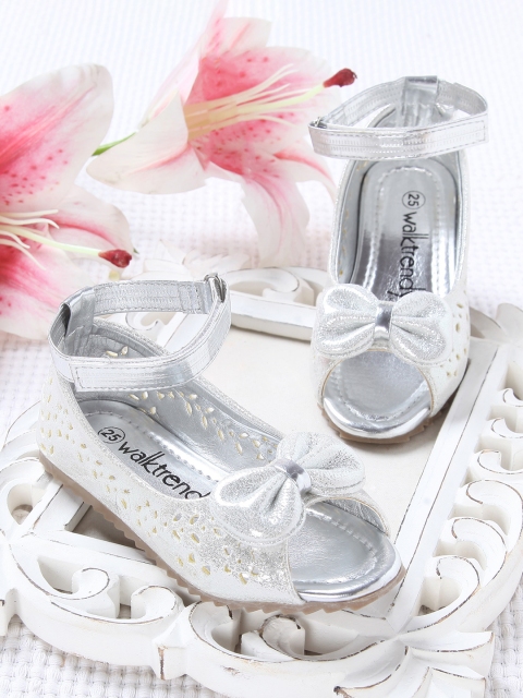 

Walktrendy Girls Silver-Toned Solid Ballerinas