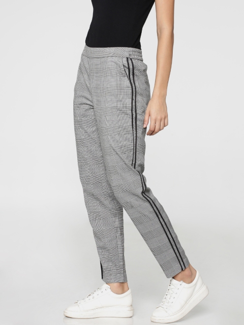 

ONLY Women White & Black Regular Fit Checked Trousers