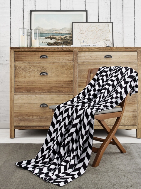 

Pluchi Black & White Geometric AC Room 400 GSM Single Bed Blanket