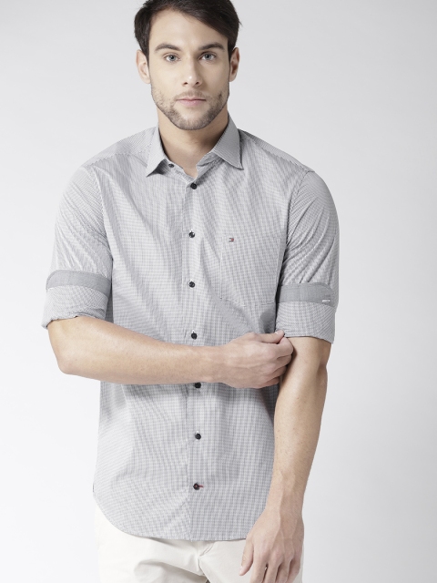 

Tommy Hilfiger Men Navy & White Regular Fit Checked Casual Shirt, Navy blue