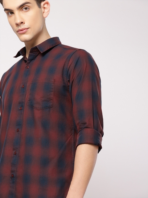 

ether Men Maroon & Navy Blue Checked Casual Shirt