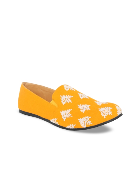 

Kanvas Men Yellow & White Printed Slip-On Sneakers