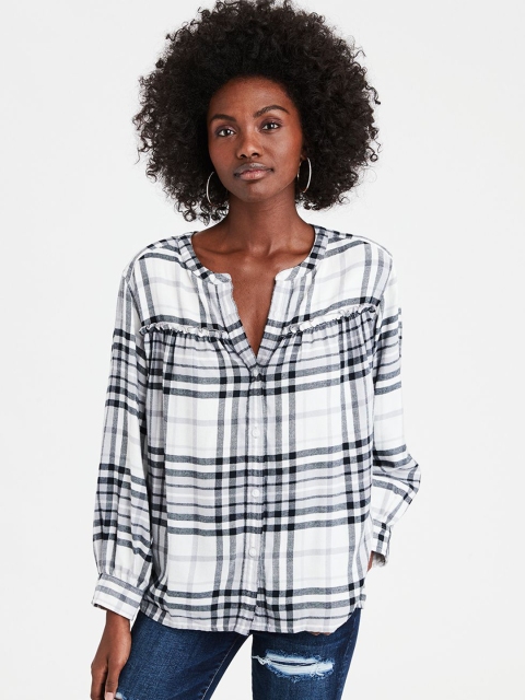 

AMERICAN EAGLE OUTFITTERS Women White & Black Regular Fit Checked Casual Shirt