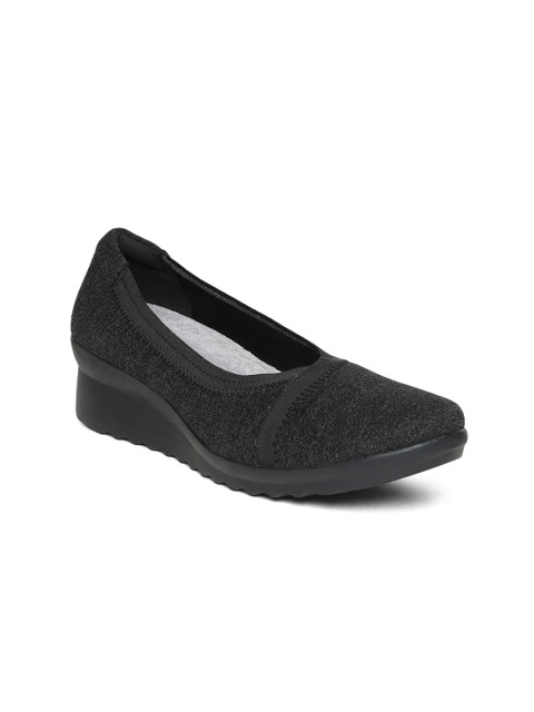 

Clarks Women Black Woven Design Pumps