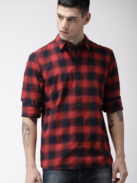 

Tommy Hilfiger Men Navy Blue & Red Regular Fit Checked Casual Shirt