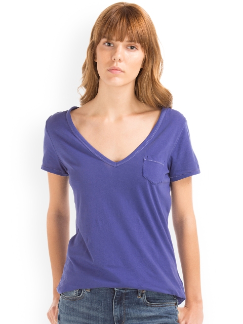 

GAP Women Vintage Wash Sueded V-Neck T-shirt, Blue