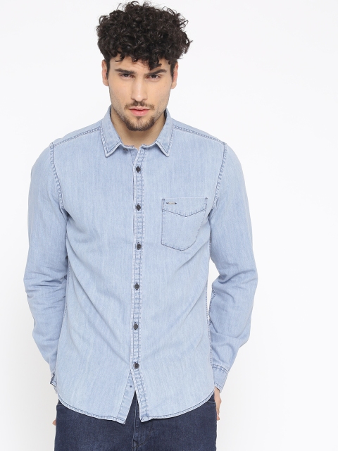 

Lee Cooper Men Blue Regular Fit Solid Chambray Casual Shirt