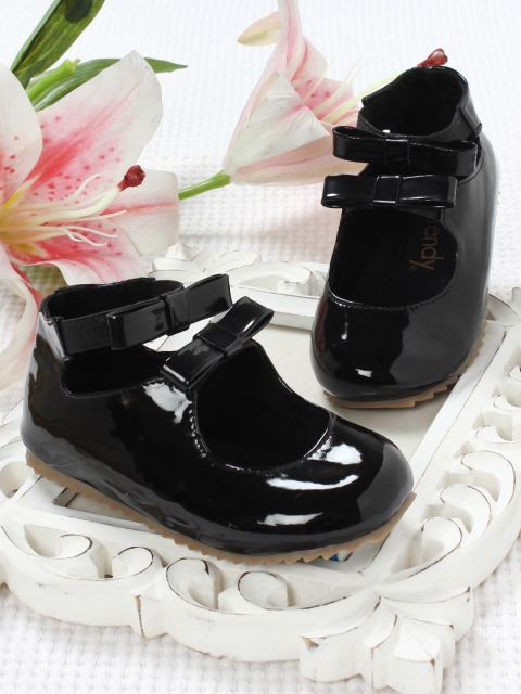 

Walktrendy Girls Black Solid Ballerinas