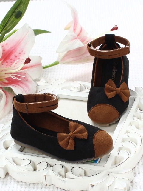 

Walktrendy Girls Black Ballerinas