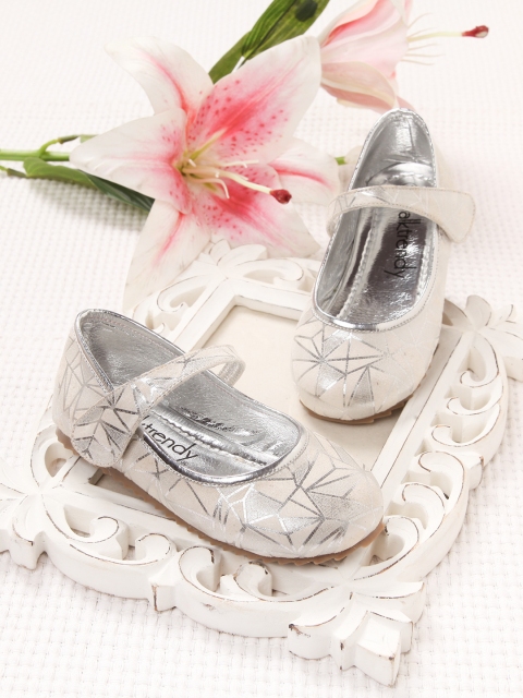 

Walktrendy Girls Silver-Toned Printed Mary Jane