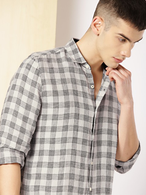 

INVICTUS Men Grey & Black Slim Fit Checked Semiformal Shirt