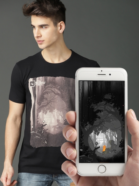 

Roadster Men Black Augmented Reality Print T-shirt