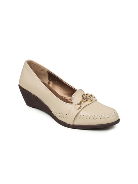 

VALIOSAA Women Cream-Coloured Solid Sandals