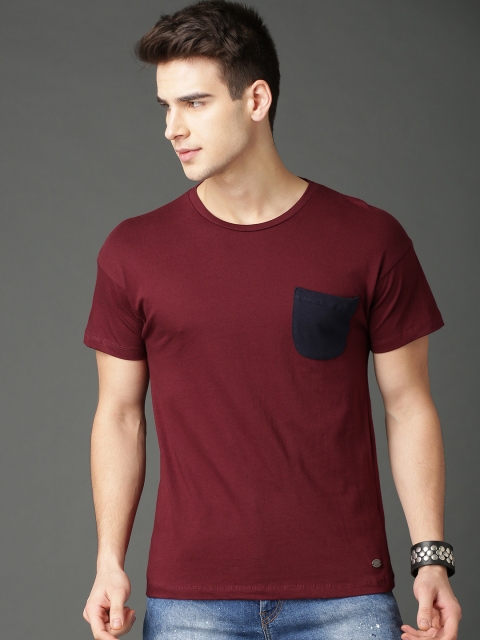 

Roadster Men Maroon Solid Round Neck T-shirt
