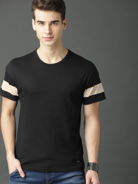 

Roadster Men Black Solid Round Neck T-shirt