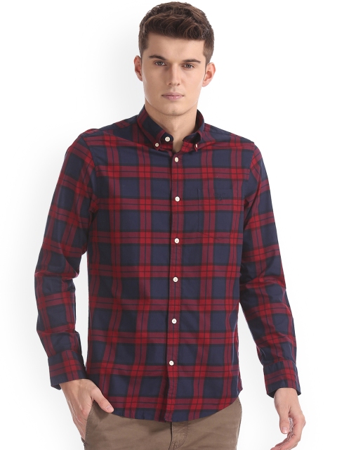 

GANT Men Red & Navy Blue Regular Fit Checked Casual Shirt