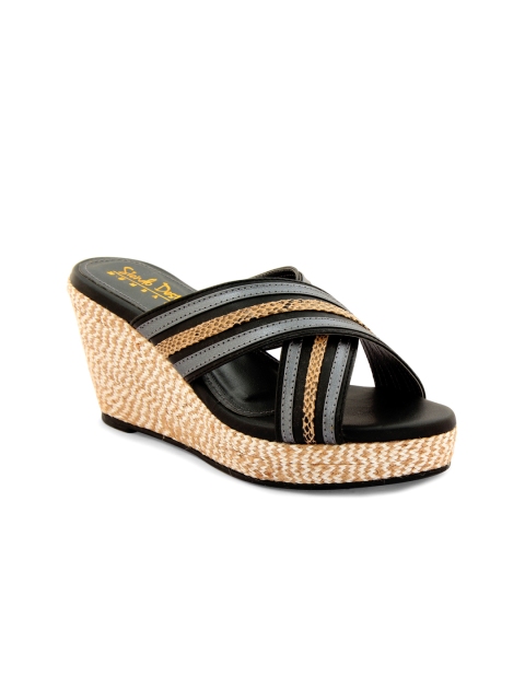 

Siendo Desi Women Black Solid Sandals