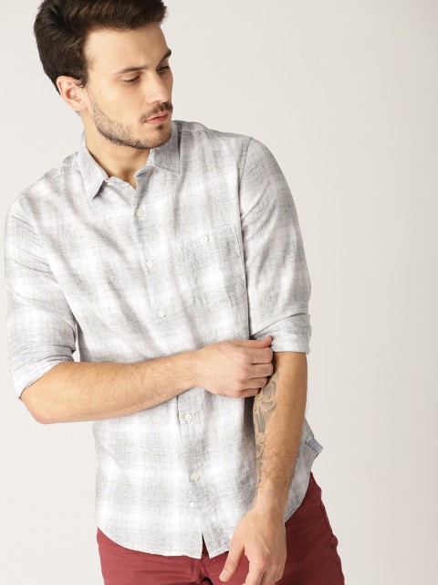

United Colors of Benetton Men Off-White & Grey Slim Fit Checked Casual Shirt