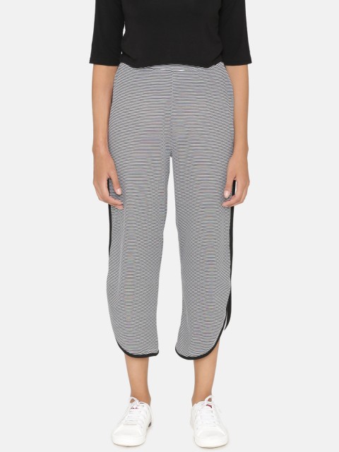

Yaadleen Women Black & White Regular Fit Striped Regular Three-Fourth Trousers