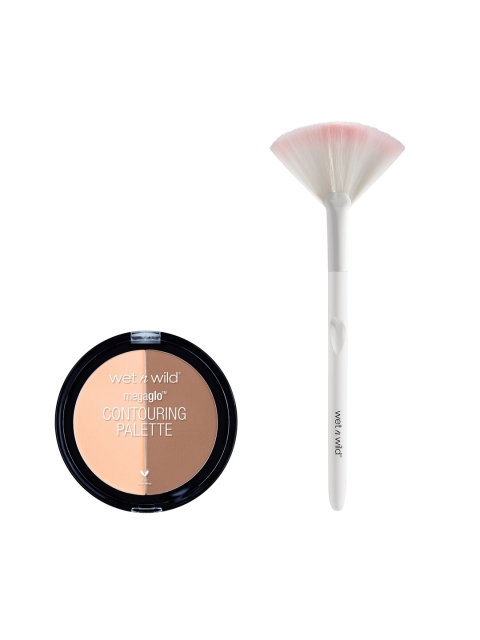 

Wet n Wild Sustainable Set of Fan Brush EC791A & Dulce De Leche Contouring Palette E7491, Beige