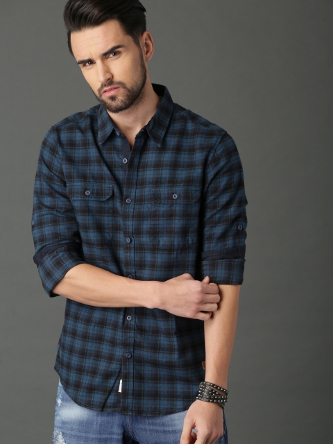 

Roadster Men Blue & Black Regular Fit Checked Casual Shirt