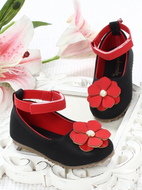 

Walktrendy Girls Black Solid Synthetic Ballerinas