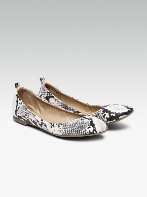 

Steve Madden Women Off-White Printed Synthetic Ballerinas