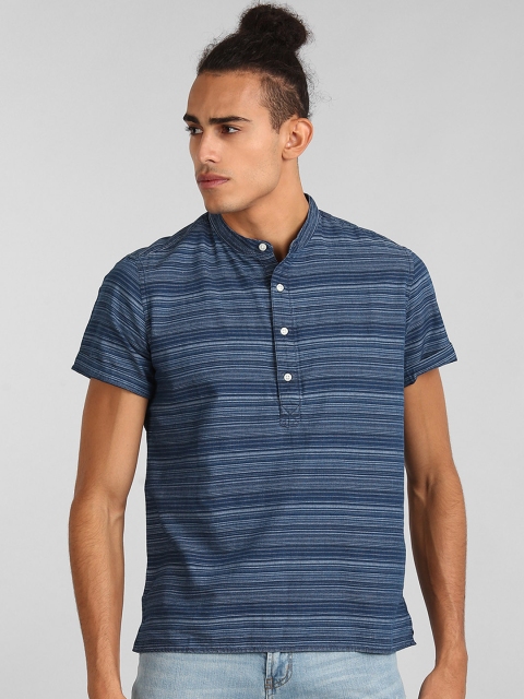 

GAP Men BlueShort Sleeve Half-Button Shirt in Chambray, Blue