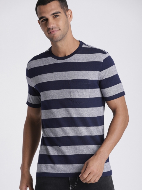 

GAP Men Navy Blue Striped Round Neck T-shirt