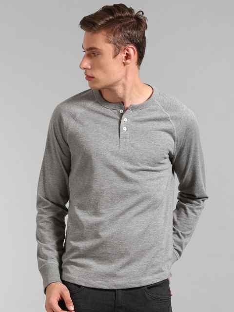 

GAP Men Grey Solid Henley Neck T-shirt