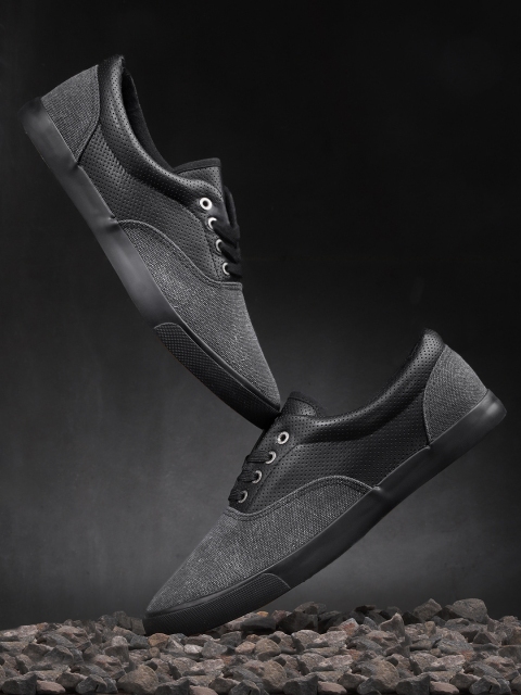 

Roadster Men Grey & Black Colourblocked Sneakers