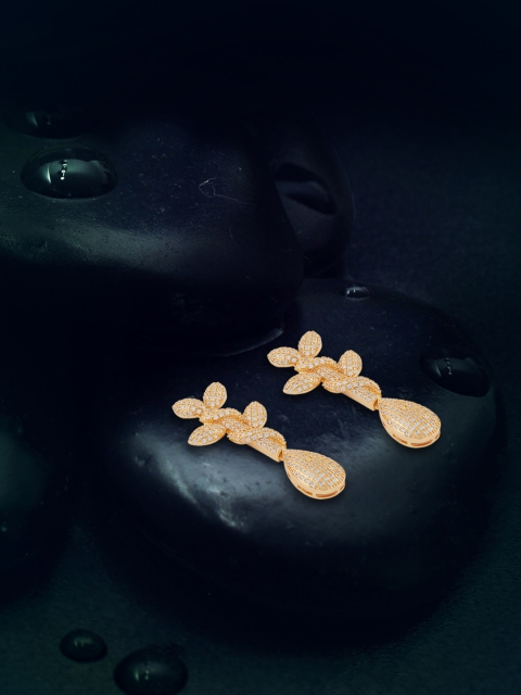 

shaze Gold-Toned Floral Drop Earrings
