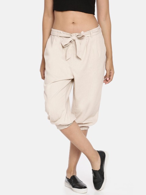 

Vero Moda Women Beige Solid Regular Fit Capris