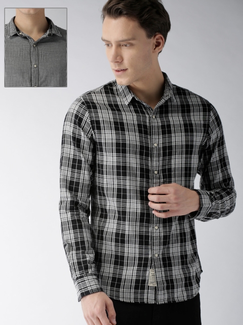 

Levis Men Black & White Slim Fit Checked Reversible Casual Shirt