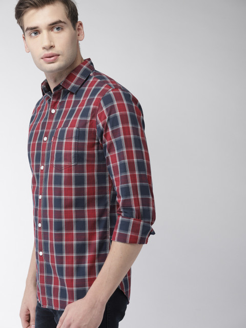 

Levis Men Red & Navy Blue Slim Fit Checked Casual Shirt