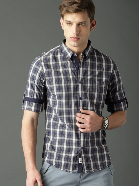 

Roadster Men Grey & Navy Blue Checked Casual Shirt