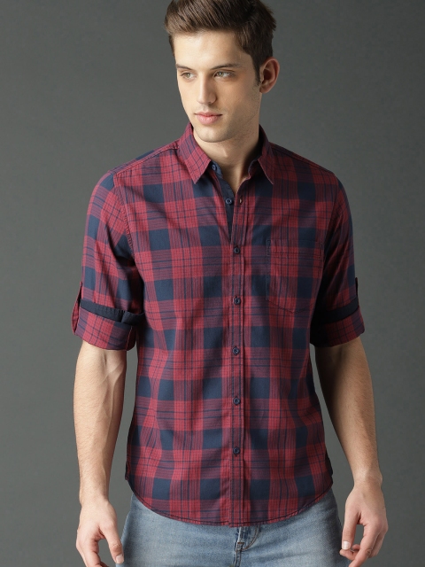 

Roadster Men Maroon & Navy Blue Regular Fit Checked Casual Shirt