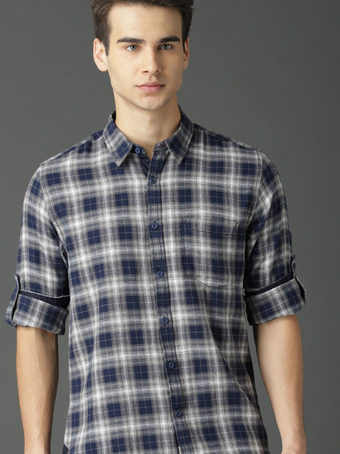 

Roadster Men Navy Blue & Off-White Regular Fit Checked Casual Shirt