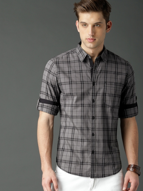 

Roadster Men Grey Regular Fit Checked Casual Shirt