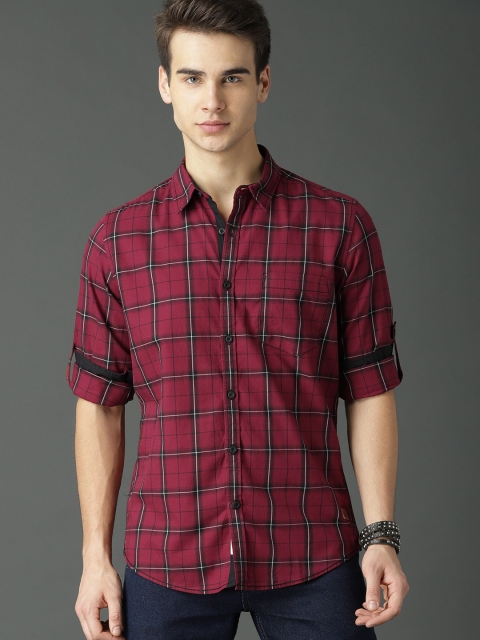 

Roadster Men Maroon Regular Fit Checked Casual Shirt